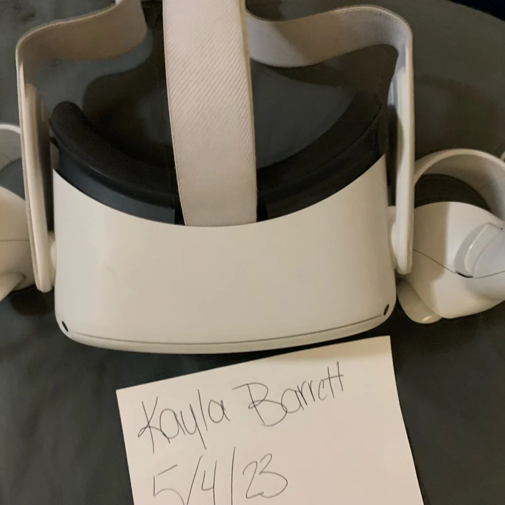Oculus Quest 2 w controller and charger